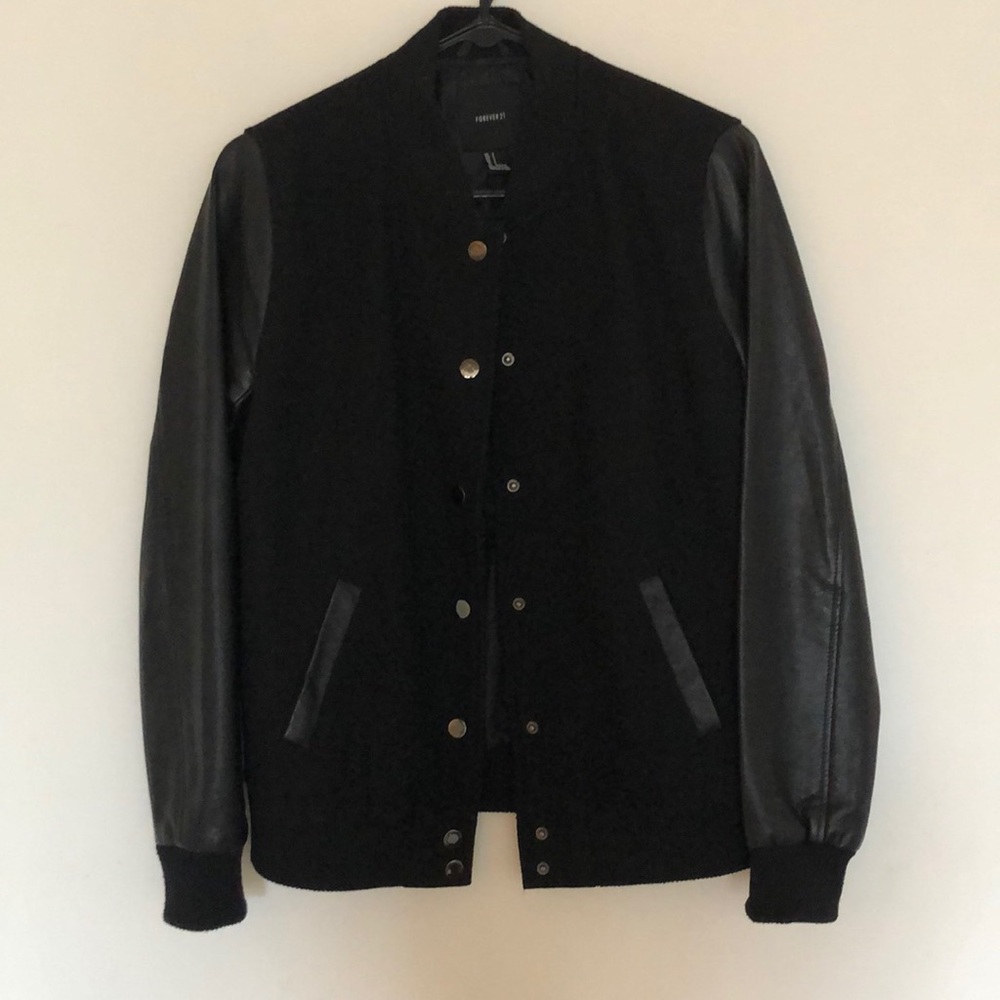 Womens Forvever 21 size small in black
